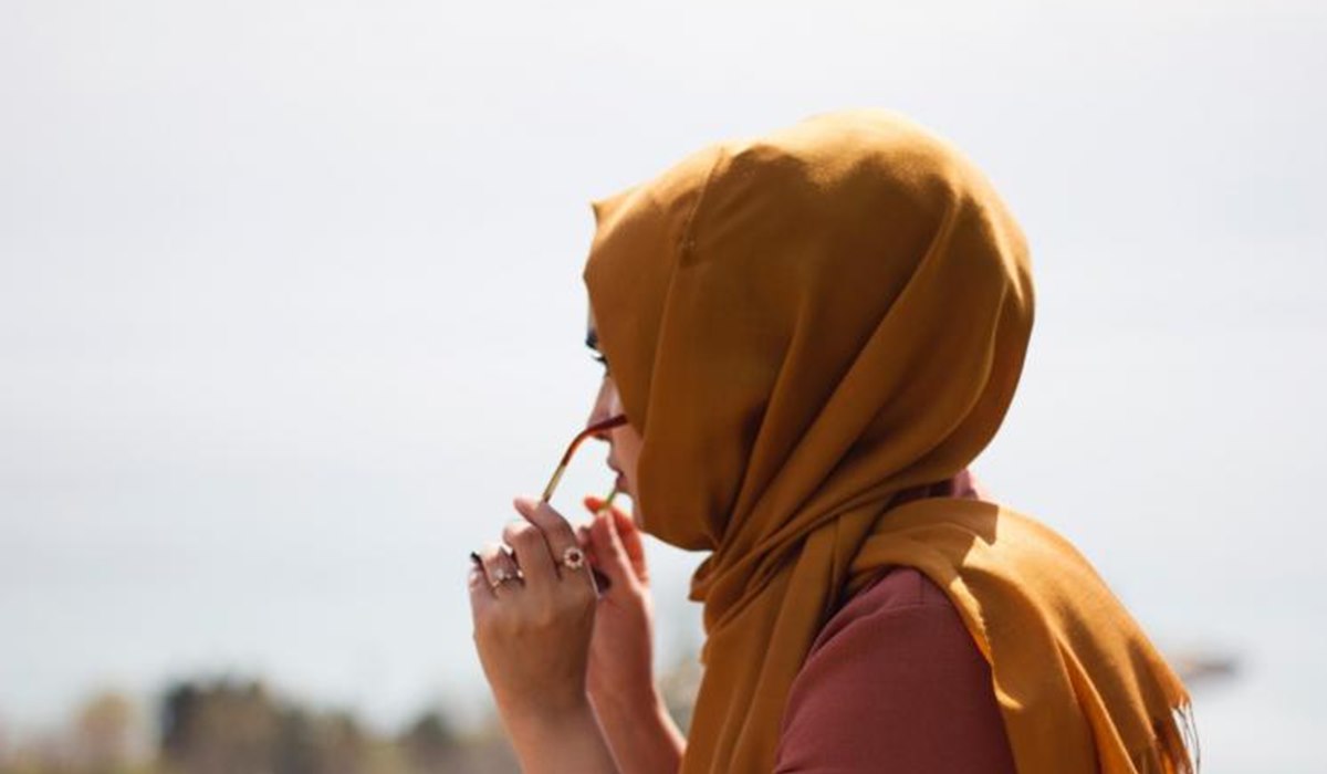 Wie man sich um das Glätten von Frauenhaaren mit Hijab kümmert