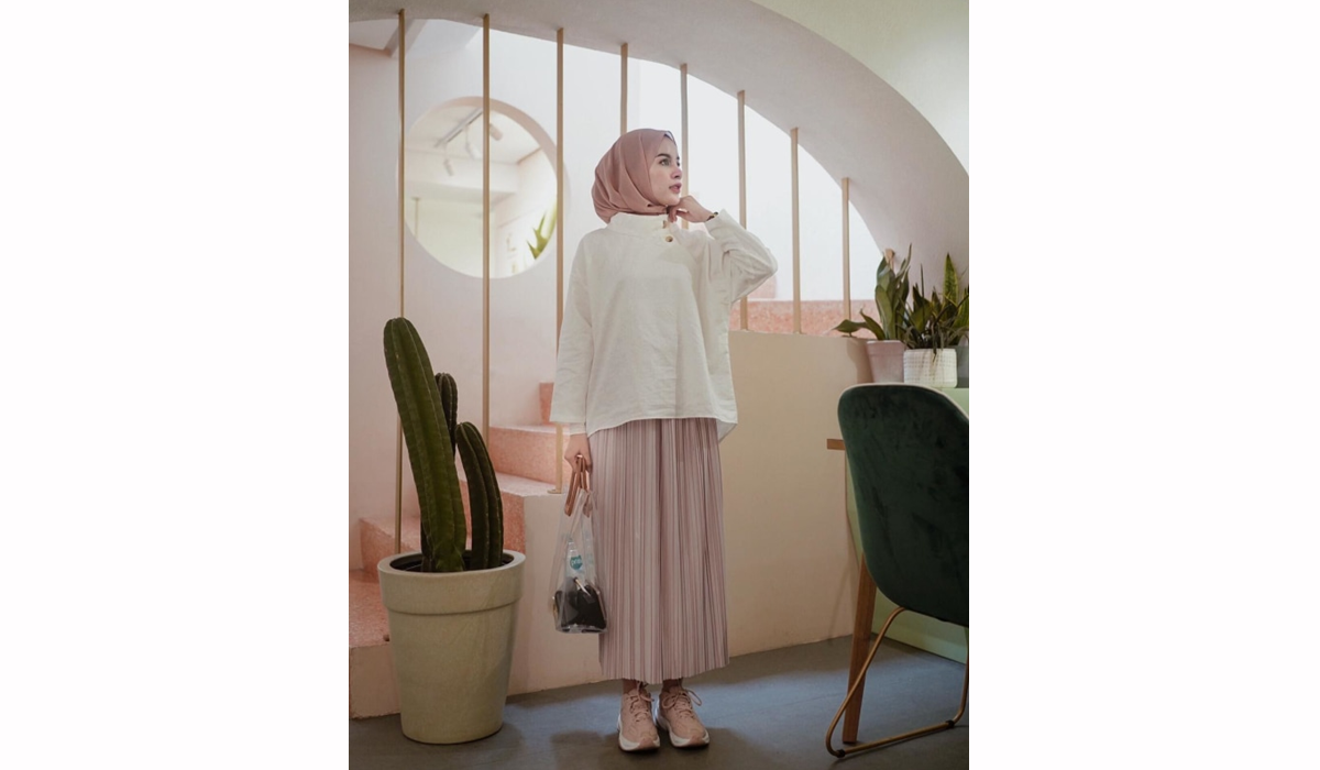 Hijab-Modell mit Turnschuhen 
