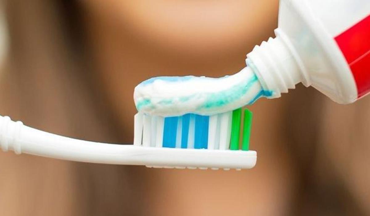 Putzen Sie Ihre Zähne während des Fastens