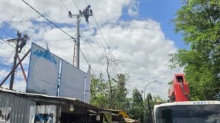 Pemadaman listrik terjadwal PLN ULP Sungguminasa dikeluhkan warga karena melewati jadwal edaran. Sejumlah aktivitas warga dan UMKM terdampak, sementara PLN menyampaikan permohonan maaf dan menjelaskan adanya kendala lapangan.