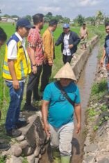 Air mulai dialirkan ke sawah kering di Kelurahan Lembang Parang, Kecamatan Barombong, Kabupaten Gowa.