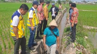 Air mulai dialirkan ke sawah kering di Kelurahan Lembang Parang, Kecamatan Barombong, Kabupaten Gowa.