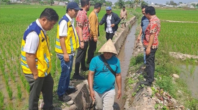 Air mulai dialirkan ke sawah kering di Kelurahan Lembang Parang, Kecamatan Barombong, Kabupaten Gowa.