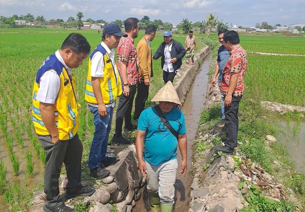 Air mulai dialirkan ke sawah kering di Kelurahan Lembang Parang, Kecamatan Barombong, Kabupaten Gowa.