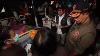 Menteri Koordinator Bidang Pembangunan Manusia dan Kebudayaan (Menko PMK) Pratikno bersama Kepala BNPB Letjen TNI Dr. Suharyanto, S.Sos., M.M. meninjau langsung kondisi RSUD Manggarai, Minggu (16/8/2026). (Foto: Medsos BNPB)