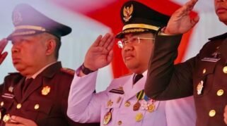 Wakil Bupati Gowa Ir. Darmawangsyah Muin menghadiri Upacara Detik-Detik Proklamasi dalam rangka memperingati HUT ke-81 Kemerdekaan Republik Indonesia di Taman Sultan Hasanuddin, Sungguminasa, Senin (17/8/2026). (Foto: Ist)