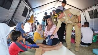 Kepala BNPB Letjen TNI Dr. Suharyanto, S.Sos., M.M., bersama Menteri Koordinator Bidang Pembangunan Manusia dan Kebudayaan (Menko PMK) Pratikno meninjau lokasi pengungsian terpusat di Lapangan Pendidikan Barangkolong, Kecamatan Reok, Kabupaten Manggarai, Nusa Tenggara Timur (NTT), Senin (17/8/2026). (Foto: BNPB Indonesia)