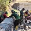 Personel TNI bersama masyarakat bergotong royong mengerjakan pembangunan Jembatan Beton Tahap VI di salah satu lokasi pembangunan di Kabupaten Gowa, Sulawesi Selatan.