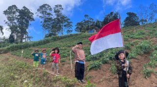 Dari pelosok Desa Kanreapia, Kecamatan Tombolo Pao, Kabupaten Gowa, anak-anak menghadirkan cara berbeda untuk memaknai kemerdekaan. (Foto: RujukanNews)