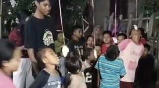 Jelang peringatan Hari Ulang Tahun (HUT) ke-81 Kemerdekaan Republik Indonesia, warga Lingkungan Biring Balang, Kelurahan Lembang Parang, Kecamatan Barombong, Kabupaten Gowa, Sulawesi Selatan, memadati pesta rakyat yang berlangsung pada Minggu malam, 16 Agustus 2026. (Foto: RujukanNews)