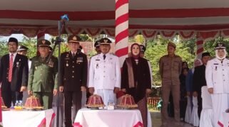 Kapolsek Sinjai Timur AKP Muksin Sirajuddin, S.Sos., M.Si. menghadiri Upacara Peringatan Hari Ulang Tahun (HUT) Kemerdekaan Republik Indonesia ke-81 tingkat Kecamatan Sinjai Timur di Lapangan Mangarabombang, Kelurahan Samataring, Senin (17/8/2026). (Foto: Ist)