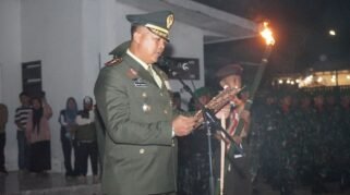 Komandan Kodim (Dandim) 1409/Gowa Letkol Inf Gilang Nugraha Kresnadi memimpin Apel Kehormatan dan Renungan Suci (AKRS) dalam rangka memperingati HUT ke-81 Kemerdekaan Republik Indonesia di Taman Makam Pahlawan (TMP) Romang Lompoa, Kabupaten Gowa, Senin (17/8/2026) dini hari. (Foto: Ist)