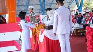 Bupati Sinjai Dra. Hj. Ratnawati Arif memimpin langsung Upacara Peringatan Detik-Detik Proklamasi Kemerdekaan Republik Indonesia tingkat Kabupaten Sinjai di Alun-Alun Lapangan Sinjai Bersatu, Senin (17/8/2026). (Foto: Ist)
