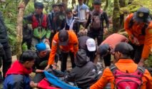 Tim Siaga SAR Merah Putih terus menangani pendaki yang mengalami gangguan kesehatan di Gunung Bawakaraeng, Kabupaten Gowa, Sulawesi Selatan. Hingga Selasa (18/8/2026) pagi. (Foto: Basarnas)
