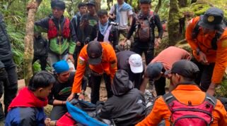 Tim Siaga SAR Merah Putih terus menangani pendaki yang mengalami gangguan kesehatan di Gunung Bawakaraeng, Kabupaten Gowa, Sulawesi Selatan. Hingga Selasa (18/8/2026) pagi. (Foto: Basarnas)