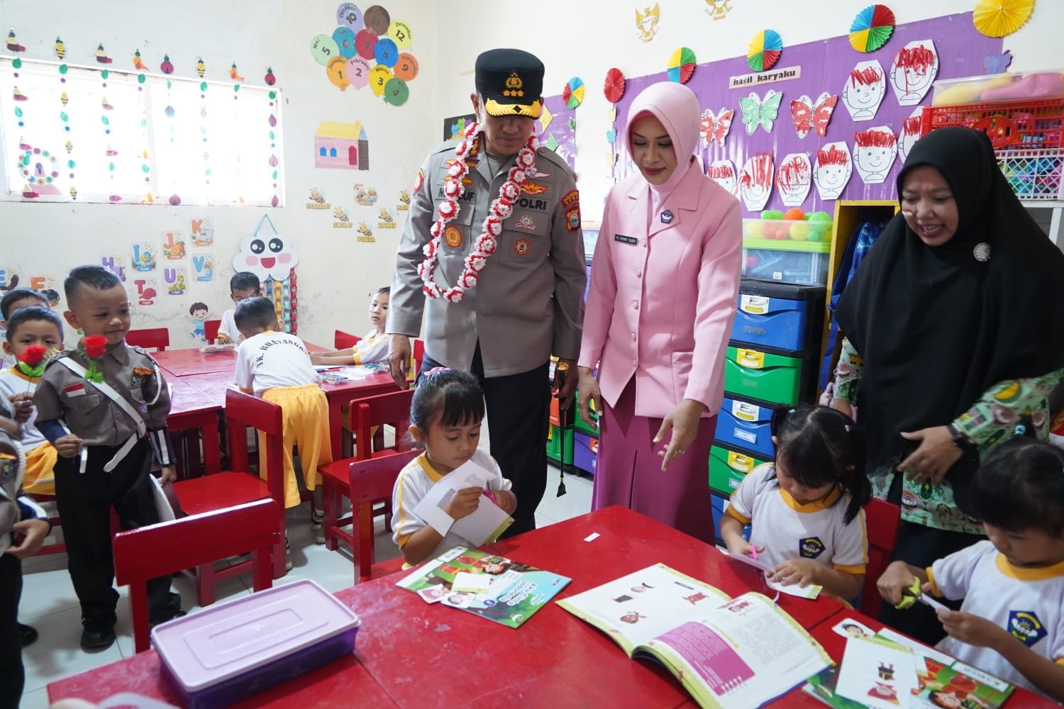 Kapolresta Gowa Kombes Pol. Dr. H. Muh. Yusuf Usman, S.H., S.I.K., M.T., CIPA mengecek langsung proses pendidikan di TK Kemala Bhayangkari 07 Cabang Gowa, Selasa (18/8/2026).