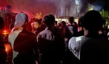 Kebakaran menghanguskan sebuah rumah warga dan merusak satu rumah lainnya di Dusun Lapeo Kenje, Desa Kenje, Kecamatan Campalagian, Kabupaten Polewali Mandar, Senin (17/8/2026) malam. (Foto: Humas Polres Polman)