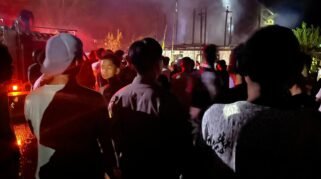 Kebakaran menghanguskan sebuah rumah warga dan merusak satu rumah lainnya di Dusun Lapeo Kenje, Desa Kenje, Kecamatan Campalagian, Kabupaten Polewali Mandar, Senin (17/8/2026) malam. (Foto: Humas Polres Polman)
