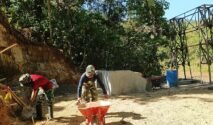 Pembangunan jembatan gantung di Desa Buakkang, Kecamatan Bungaya, Kabupaten Gowa, terus dikebut. Hingga Rabu (19/8/2026), progres pengerjaan jembatan yang melintasi Sungai Lambere telah mencapai 83 persen. (Foto: Ist)