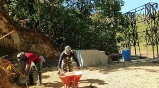 Pembangunan jembatan gantung di Desa Buakkang, Kecamatan Bungaya, Kabupaten Gowa, terus dikebut. Hingga Rabu (19/8/2026), progres pengerjaan jembatan yang melintasi Sungai Lambere telah mencapai 83 persen. (Foto: Ist)