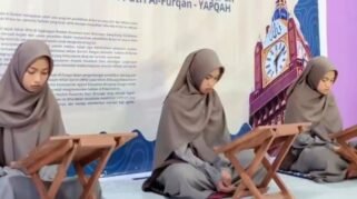 Nur Fadilah Kadir, putri seorang jurnalis media online di Kabupaten Gowa, menjadi salah satu dari tiga santriwati Takhassus Tahfidzul Qur’an Pondok Pesantren Putri Al-Furqan yang menuntaskan hafalan Al-Qur’an 30 juz. (Foto: Ist)