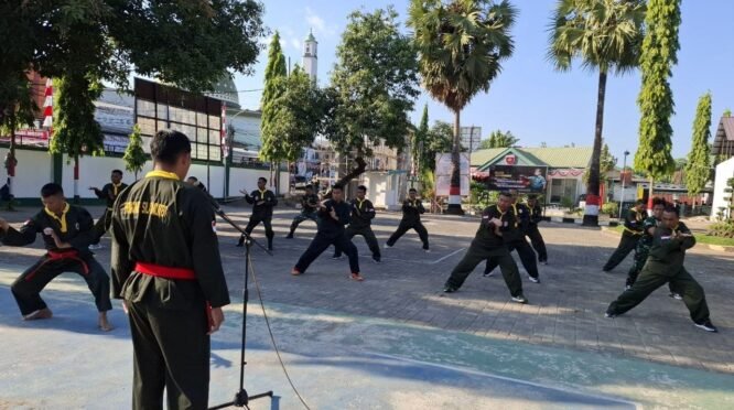 Kodim 1409/Gowa terus memperkuat kemampuan bela diri prajurit melalui latihan Pencak Silat Militer (PSM). (Foto: Ist)