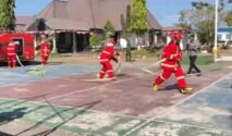 Kodim 1409/Gowa menggelar simulasi penanggulangan kebakaran sebagai langkah meningkatkan kesiapsiagaan personel menghadapi kebakaran lahan, hutan, dan kawasan permukiman warga. (Foto: Ist)