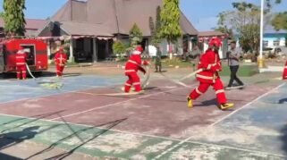 Kodim 1409/Gowa menggelar simulasi penanggulangan kebakaran sebagai langkah meningkatkan kesiapsiagaan personel menghadapi kebakaran lahan, hutan, dan kawasan permukiman warga. (Foto: Ist)