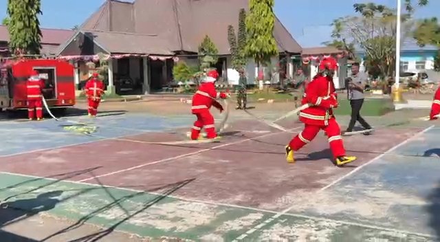 Kodim 1409/Gowa menggelar simulasi penanggulangan kebakaran sebagai langkah meningkatkan kesiapsiagaan personel menghadapi kebakaran lahan, hutan, dan kawasan permukiman warga. (Foto: Ist)