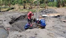 Personel TNI bersama warga Desa Salajangki mempercepat pengerjaan Jembatan Beton Tahap VI yang melintasi aliran Sungai Jatia, Dusun Jatia, Kecamatan Bontonompo Selatan, Kabupaten Gowa, Jumat (21/8/2026). (Foto: Ist)