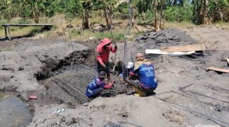 Personel TNI bersama warga Desa Salajangki mempercepat pengerjaan Jembatan Beton Tahap VI yang melintasi aliran Sungai Jatia, Dusun Jatia, Kecamatan Bontonompo Selatan, Kabupaten Gowa, Jumat (21/8/2026). (Foto: Ist)
