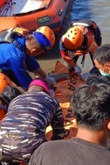 Tim SAR Gabungan menemukan Akmal Saputra (21), korban yang dilaporkan jatuh dari kapal jenis jolloro di Perairan Pasi Mabborong, Kabupaten Sinjai. Petugas menemukan korban dalam kondisi meninggal dunia pada hari keempat operasi pencarian, Jumat (21/8/2026), sekitar pukul 13.30 WITA.