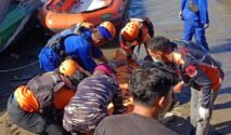 Tim SAR Gabungan menemukan Akmal Saputra (21), korban yang dilaporkan jatuh dari kapal jenis jolloro di Perairan Pasi Mabborong, Kabupaten Sinjai. Petugas menemukan korban dalam kondisi meninggal dunia pada hari keempat operasi pencarian, Jumat (21/8/2026), sekitar pukul 13.30 WITA.