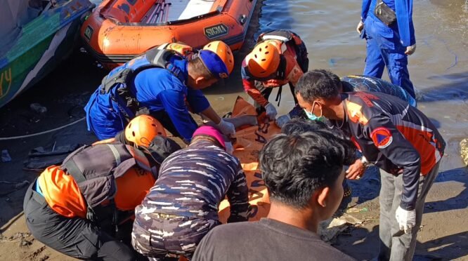 Tim SAR Gabungan menemukan Akmal Saputra (21), korban yang dilaporkan jatuh dari kapal jenis jolloro di Perairan Pasi Mabborong, Kabupaten Sinjai. Petugas menemukan korban dalam kondisi meninggal dunia pada hari keempat operasi pencarian, Jumat (21/8/2026), sekitar pukul 13.30 WITA.