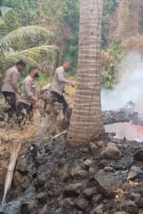 Personel gabungan Polres Polewali Mandar (Polman) dan Polsek Binuang memadamkan kebakaran hutan dan lahan (Karhutla) yang melanda kawasan Pulau Battoa, Dusun Kapejang dan Dusun Lendang, Desa Tonyaman, Kecamatan Binuang, Kabupaten Polewali Mandar, Jumat (21/8/2026). (Foto: Polres Polman)