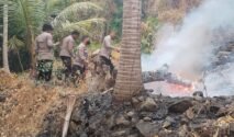 Personel gabungan Polres Polewali Mandar (Polman) dan Polsek Binuang memadamkan kebakaran hutan dan lahan (Karhutla) yang melanda kawasan Pulau Battoa, Dusun Kapejang dan Dusun Lendang, Desa Tonyaman, Kecamatan Binuang, Kabupaten Polewali Mandar, Jumat (21/8/2026). (Foto: Polres Polman)