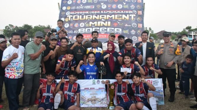 Turnamen Mini Soccer Bahari Lappa Cup 2026 resmi berakhir di Lapangan Bahari Lappa, Kecamatan Sinjai Utara, Jumat (21/8/2026) sore. Bupati Sinjai, Dra. Hj. Ratnawati Arif, menutup langsung kegiatan tersebut yang berlangsung sejak 3 Agustus 2026. (Foto: Ist)