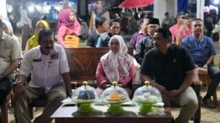 Himpunan Pedagang Pasar Sentral Sinjai (HPS2) kembali menggelar Pasar Rakyat Merdeka Jilid II Tahun 2026 untuk memeriahkan Hari Ulang Tahun ke-81 Kemerdekaan Republik Indonesia. Bupati Sinjai, Hj. Ratnawati Arif, secara resmi membuka kegiatan tersebut di Alun-Alun Sinjai Bersatu, Jumat (22/8/2026).