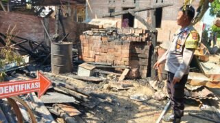 Dua gudang penyimpanan barang bekas di Dusun Jogja Lama, Desa Bumiayu, Kecamatan Wonomulyo, Kabupaten Polewali Mandar, terbakar pada Minggu (23/8/2026) sekitar pukul 11.30 WITA. (Foto: Ist)