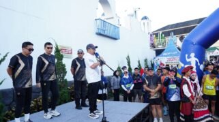 Wakil Bupati Gowa Darmawangsyah Muin mendorong Kampoeng Eropa City Trail Run 2026 di Malino masuk dalam kalender event tahunan Pemerintah Kabupaten Gowa. Ia menilai kegiatan tersebut mampu menggabungkan olahraga, pariwisata, dan promosi potensi alam Malino. (Foto: Ist)