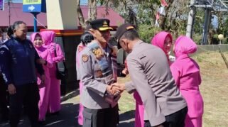 Kapolresta Gowa Kombes Pol. Muh. Yusuf Usman bersama Ketua Bhayangkari Cabang Gowa Ny. Denny Yusuf melaksanakan kunjungan kerja ke Polsek Tinggimoncong. (Foto: Ist)