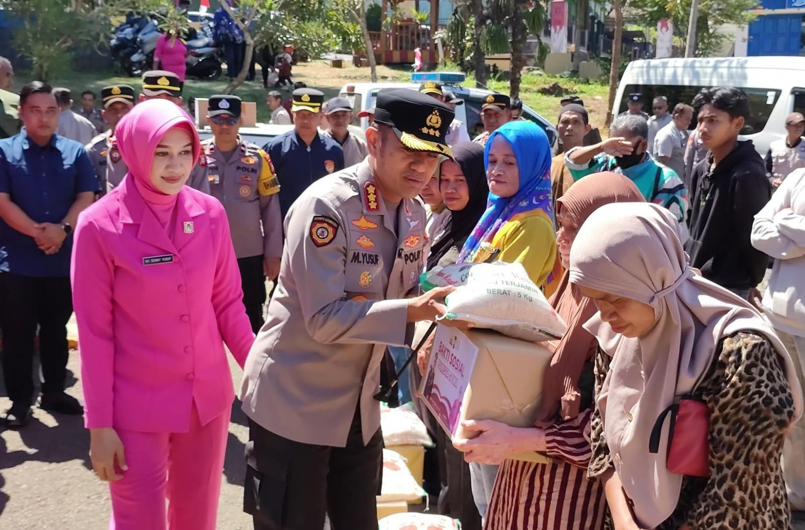 Kapolresta Gowa Kombes Pol. Muh. Yusuf Usman bersama Ketua Bhayangkari Cabang Gowa Ny. Denny Yusuf melaksanakan kunjungan kerja ke Polsek Tinggimoncong. (Foto: Ist)