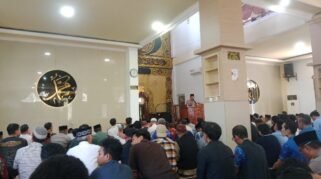 Usai melaksanakan salat Jumat berjemaah, Kapolresta Gowa Kombes Pol Yusuf Usman menyapa dan memperkenalkan diri kepada jemaah Masjid Karyawan Baiturrahman, Jalan Hoscokrominoto, Kecamatan Somba Opu, Kabupaten Gowa, Jumat (28/8/2026). (Foto: Rujukannews)