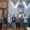 Kapolresta Gowa Kombes Pol Muhammad Yusuf Usman merangkul Kelompok Penyanyi Jalanan (KPJ) Kabupaten Gowa sebagai bagian dari upaya memperkuat keamanan dan ketertiban masyarakat (kamtibmas) melalui pendekatan seni dan komunikasi sosial.