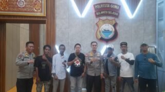 Kapolresta Gowa Kombes Pol Muhammad Yusuf Usman merangkul Kelompok Penyanyi Jalanan (KPJ) Kabupaten Gowa sebagai bagian dari upaya memperkuat keamanan dan ketertiban masyarakat (kamtibmas) melalui pendekatan seni dan komunikasi sosial.