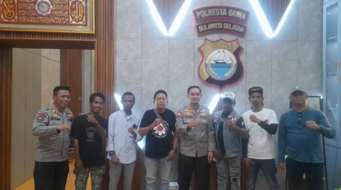 Kapolresta Gowa Kombes Pol Muhammad Yusuf Usman merangkul Kelompok Penyanyi Jalanan (KPJ) Kabupaten Gowa sebagai bagian dari upaya memperkuat keamanan dan ketertiban masyarakat (kamtibmas) melalui pendekatan seni dan komunikasi sosial.