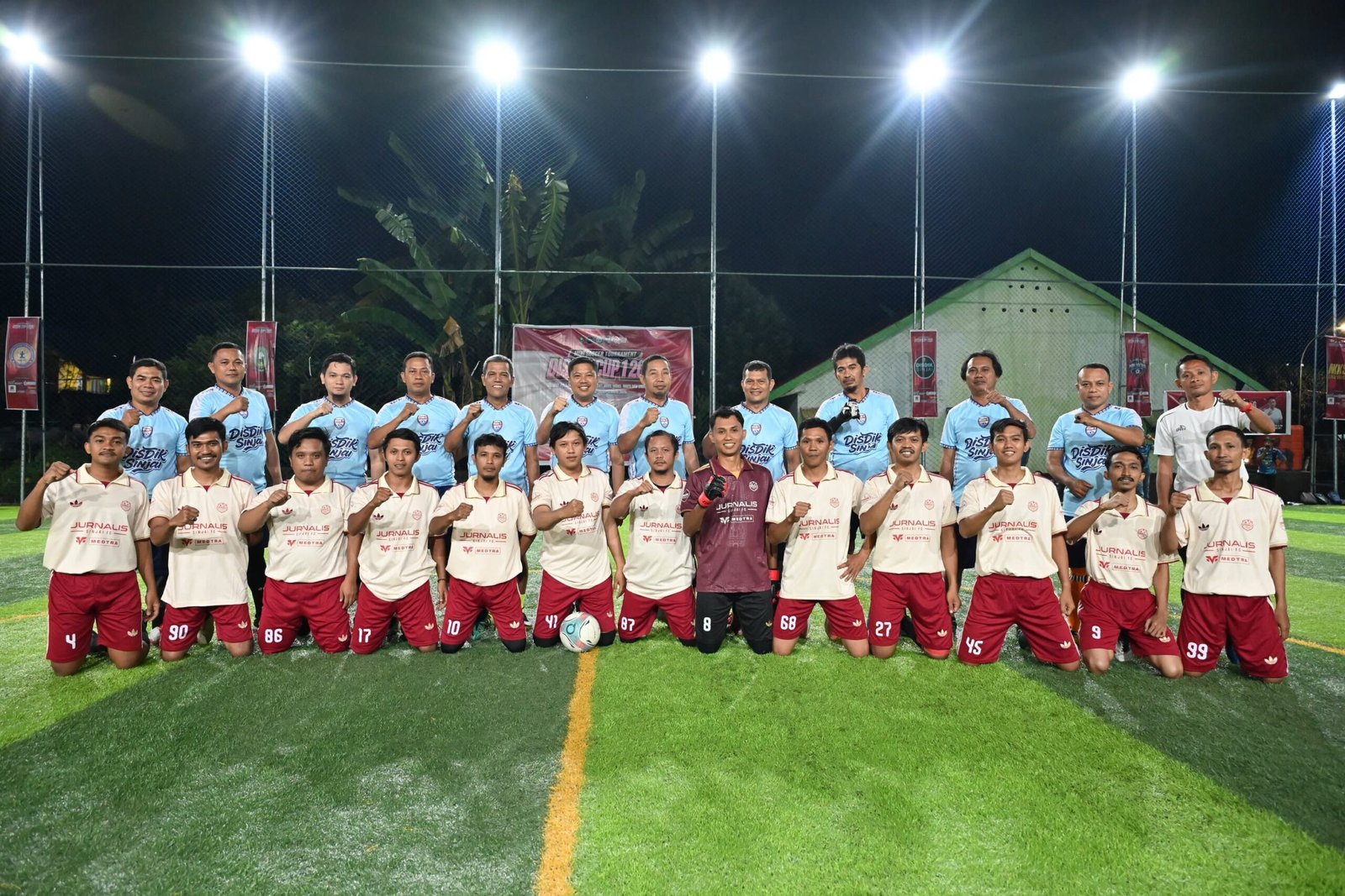 Jurnalis Sinjai FC mencatat kemenangan 5-3 atas tim Dinas Pendidikan (Disdik) Kabupaten Sinjai dalam laga eksebisi pada pembukaan Turnamen Mini Soccer Disdik Cup 1 2026 di Lapangan Mini Soccer MPJ Lompu, Sinjai Utara, Jumat (28/8/2026) malam.