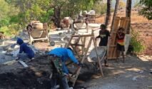 Pembangunan Jembatan Beton Sungai Badenglolo di Desa Borimasunggu, Kecamatan Biringbulu, Kabupaten Gowa, Sulawesi Selatan, terus dikebut. Hingga Senin (31/8/2026), progres pengerjaan tahap lanjutan V telah mencapai 76 persen. (Foto: Ist)