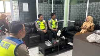 Satlantas Polresta Gowa memperkuat kerja sama lintas sektor untuk menekan fatalitas kecelakaan lalu lintas. Langkah itu dilakukan melalui kunjungan Kasat Lantas Polresta Gowa AKP Hasan Fadhlyh, SH ke Dinas Kesehatan Kabupaten Gowa dan Kantor Kecamatan Sombaopu, Senin (31/8/2026).