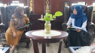 Cakupan kepesertaan BPJS Ketenagakerjaan di Kabupaten Sinjai baru mencapai 29,46 persen dari target 76 persen. Kondisi tersebut menjadi perhatian dalam audiensi Bupati Sinjai, Hj. Ratnawati Arif, bersama Kepala BPJS Ketenagakerjaan Kabupaten Sinjai, Erna Nur Iksana, di Ruang Kerja Bupati Sinjai, Senin (31/8/2026). (Foto: Humas Pemkab Sinjai)